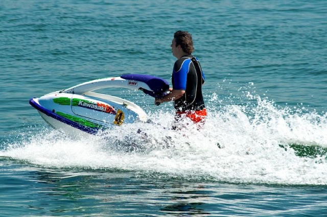 hombre empujando una moto de agua en el mar